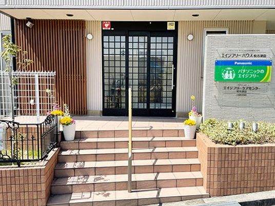 施設の玄関前  