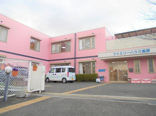 ピンクの建物のエントランス