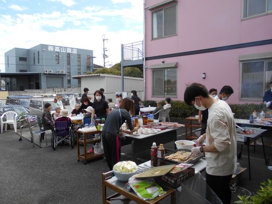 屋外でのバーベキューイベント