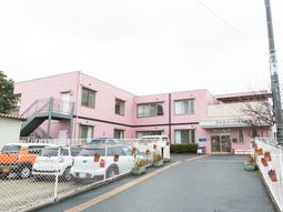ピンクの建物の外観