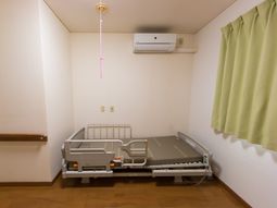 シンプルな居室の様子