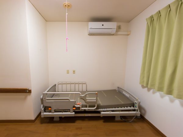 シンプルな居室の様子