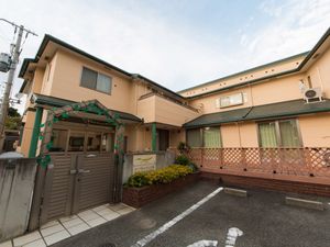 外観のエントランスと建物