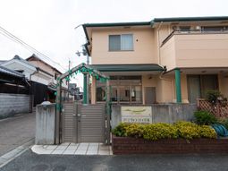 明るい外観の建物エントランス