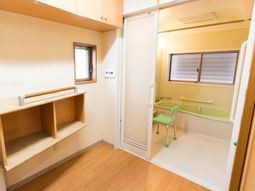 居室と浴室の写真