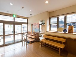 明るいエントランスの様子