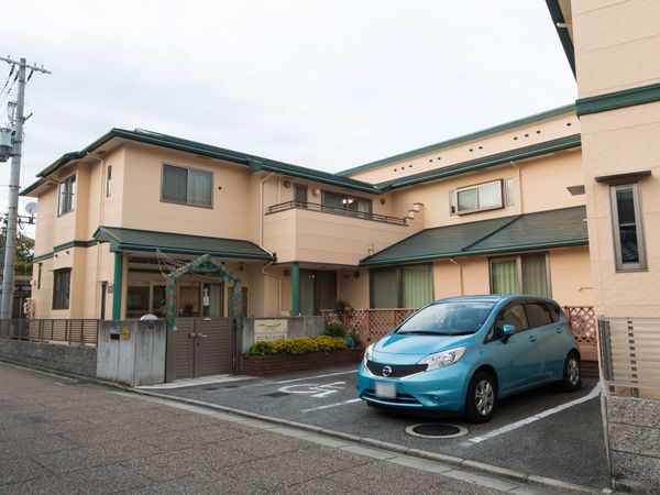 外観の建物と駐車車