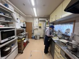 調理作業中のキッチン