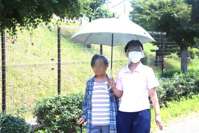 庭の日差しの中
