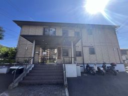 日差しが差し込む外観
