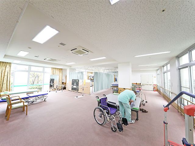機能訓練室 機能訓練室 広々とした空間で、自然光が差し込む明るい雰囲気です。利用者が安心してトレーニングできます。