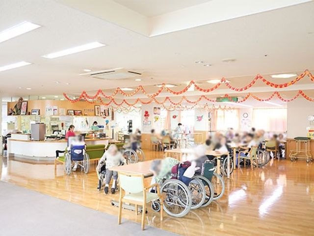 自然光あふれる居室 居室 広々とした空間で、車椅子を使用する方も快適に過ごせます。暖かい雰囲気の中で交流が可能です。