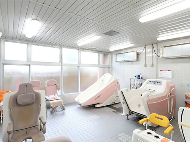 リラクゼーションスペース浴室 浴室 広々とした浴室には、特殊浴槽が備わっています。自然光が入りやすく、快適な空間です。