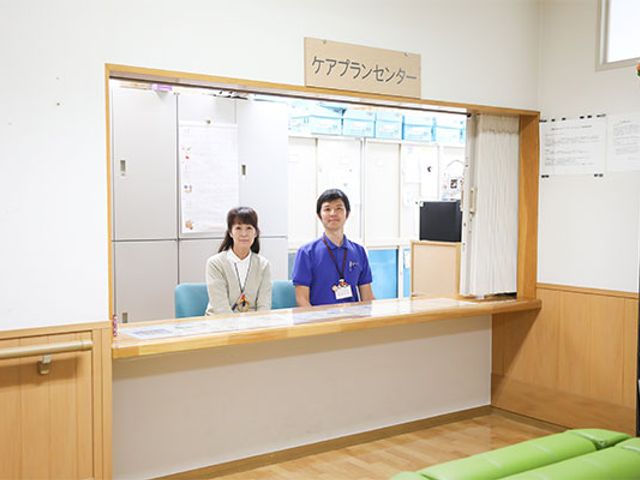 受付カウンター フロント 温かい対応が特徴の受付カウンターです。新しいスタッフを歓迎する雰囲気があります。