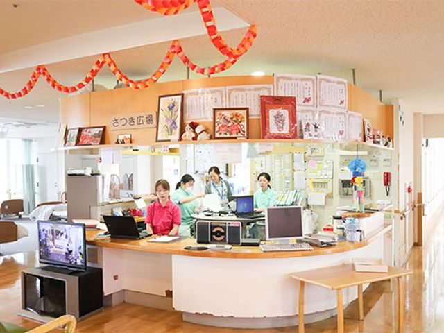 笑顔のスタッフが働くフロント フロント 笑顔のスタッフが対応する明るいカウンターです。仕事の雰囲気を垣間見ることができます。