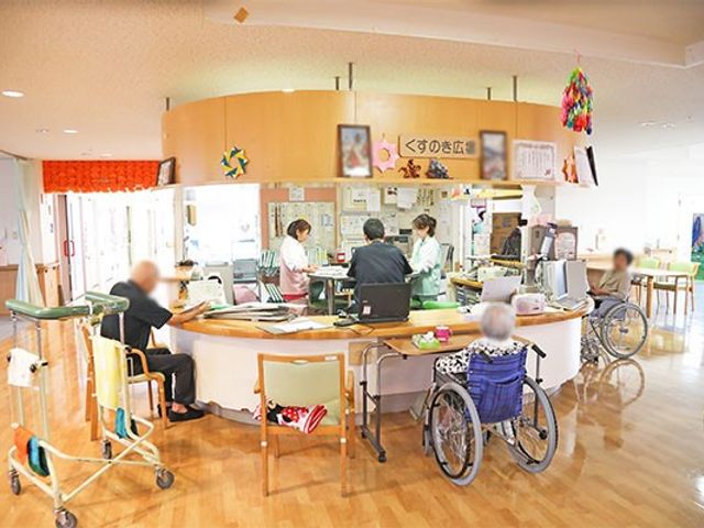 開放感のあるロビー ロビー 広々としたスペースで、明るい雰囲気の中、車椅子の方も安心して過ごせます。お客様対応も丁寧に行われています。
