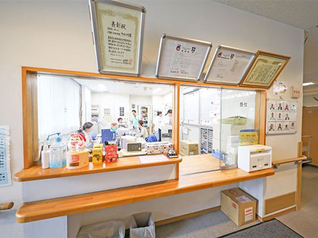 受付窓口 フロント   スタッフが親切に対応しています。落ち着いた雰囲気で、利用者のサポートを行っています。