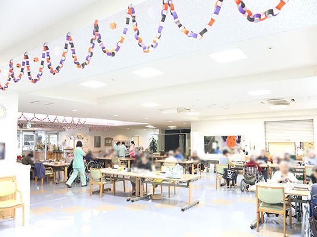 広々としたダイニングルーム ダイニングルーム 明るい空間で、多くの方々がリラックスしながら食事を楽しめるスペースになっています。
