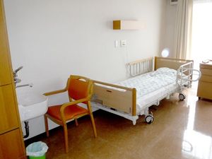 居室のベッドと洗面台  