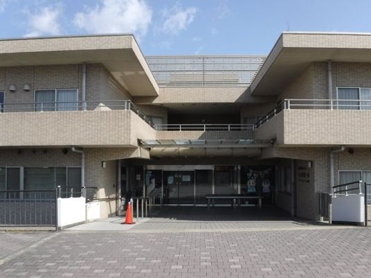 施設の正面外観  
