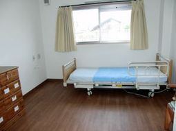 ベッドと窓のあるシンプルな部屋