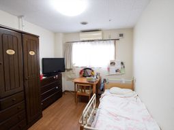 明るい居室の一角