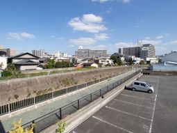 晴れた日の駐車場風景