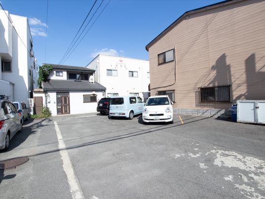 明るい日差しの駐車場