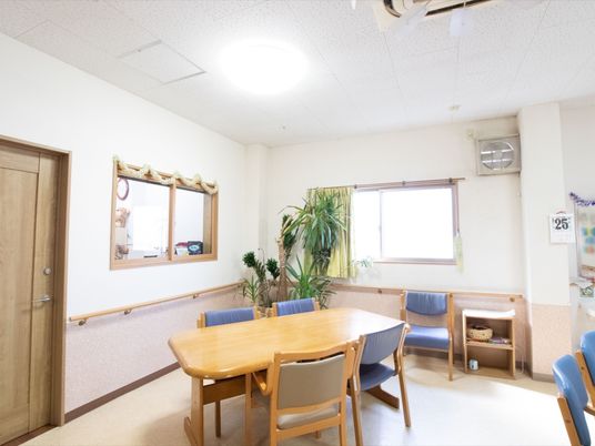 明るい居室の様子