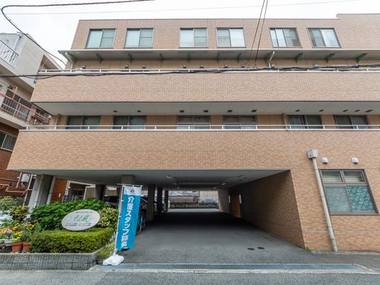 施設のエントランス外観