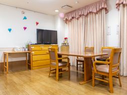 共用リビングの温かみのある空間