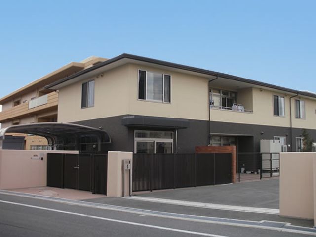 広々とした外観 外観 すっきりとしたデザインが特徴の建物前景です。清潔感のあるエントランスも魅力的です。