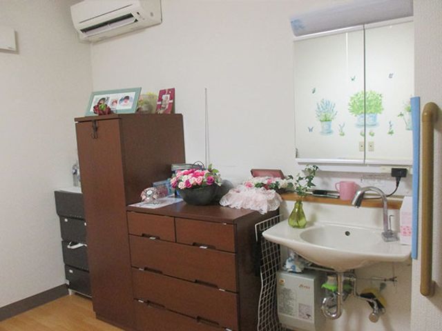 洗面台のある居室 居室 明るい居室には、使いやすい洗面台が備えられています。快適に過ごせる空間です。