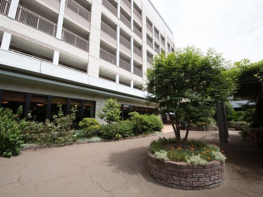 緑に囲まれた建物外観
