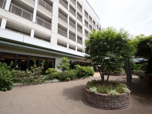 緑に囲まれた建物外観 外観 広々とした敷地に植えられた緑豊かな植物が心地よいエントランスです。ゆったり過ごせる外空間も魅力のひとつと言えるでしょう。