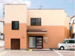 明るい色の建物の外観