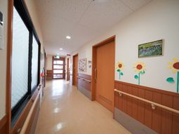 明るい廊下の風景
