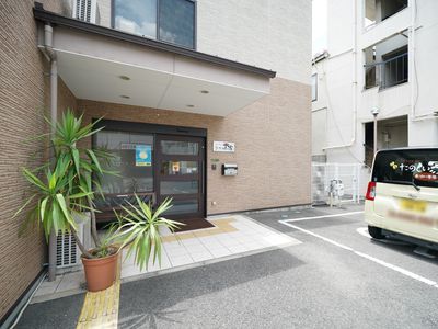 玄関前の清潔感ある外観