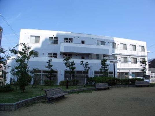 白い建物と緑の中庭