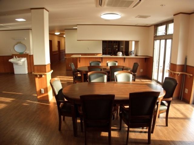 暖かみのある共用食堂 食堂 ゆったりとした食事スペースは木の温もりを感じる造りで、リラックスしてお食事いただけます。明るく開放的な雰囲気で、居心地の良い時間を提供します。