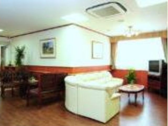 居心地の良い空間ラウンジ 居間 ゆったりとしたソファが置かれ、共有スペースではリラックスしながらコミュニケーションも取れます。明るく開放的な環境で、快適な日々を過ごせる場所です。