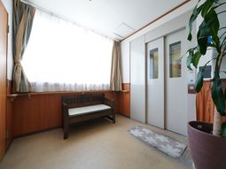 居室の入口とベンチ