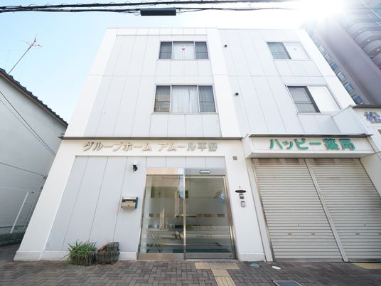 白い建物のエントランス