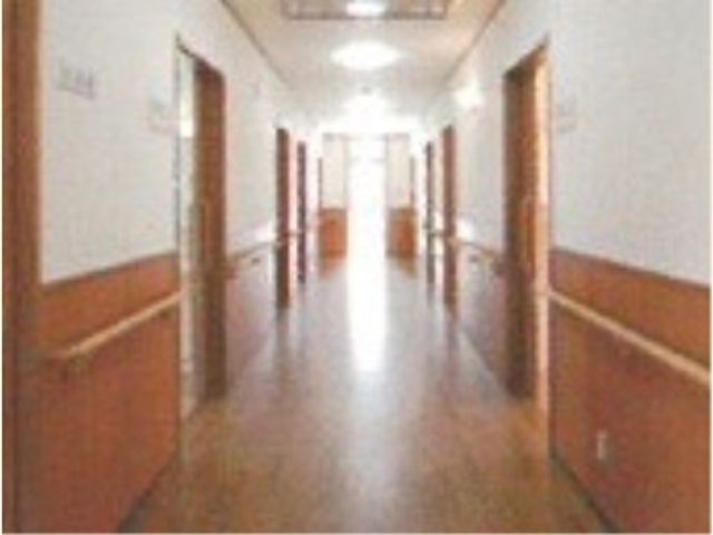 ゆとりある明るい廊下 廊下 手すり完備で安全な通路です。日中の気光を存分に取り入れ、清潔感のあふれる快適な空間が広がっています。