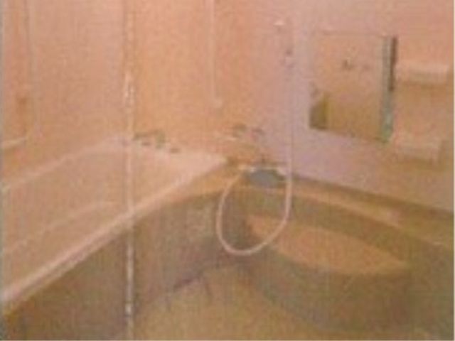 安全な手すり付き浴室 浴室 手すりが設置された広々とした浴室です。入居者様が安心してご利用いただける設計になっています。