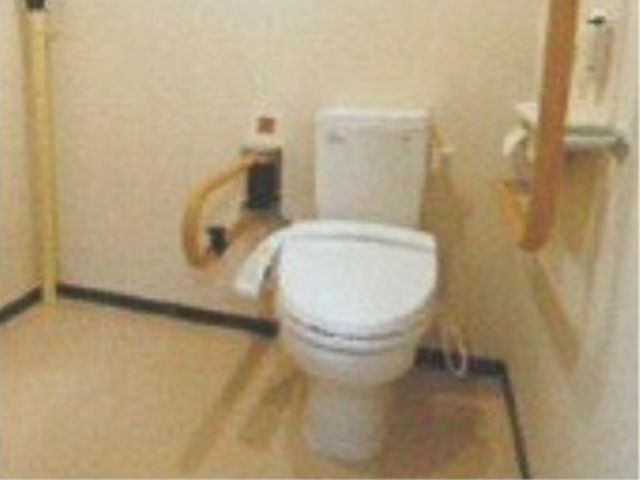 手すり付き清潔なトイレ トイレ 利用者の安全を考えた手すり完備のトイレです。快適な環境作りに配慮されており、安心してご利用いただけます。
