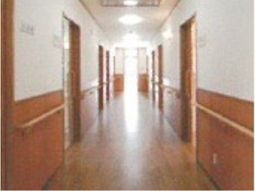 広々とした明るい廊下