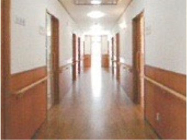 広々とした明るい廊下