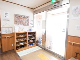玄関エリアの明るい空間