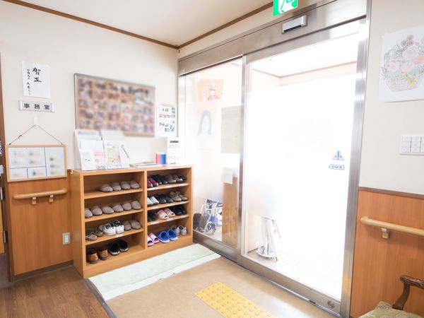 玄関エリアの明るい空間